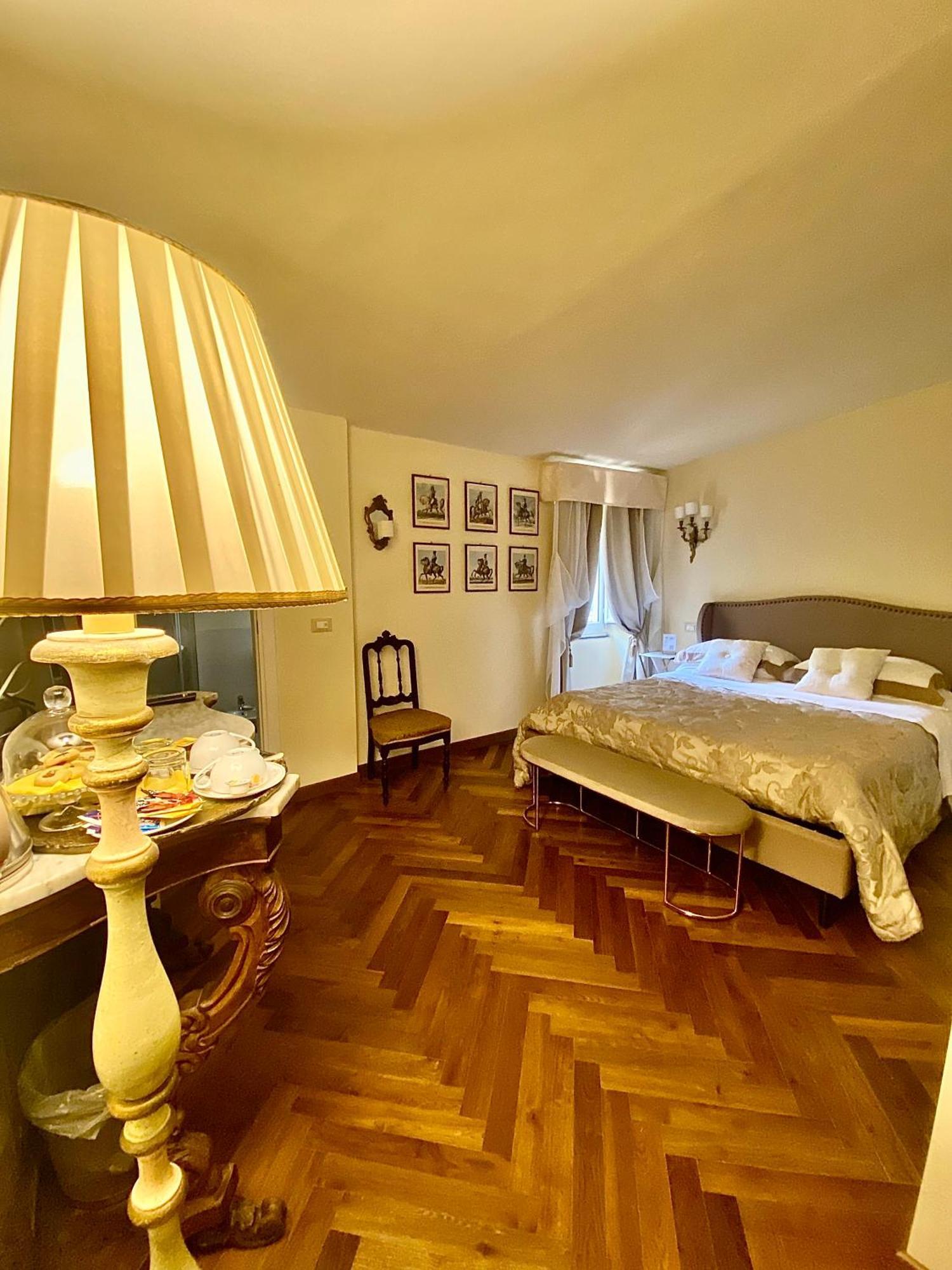 Palazzo Lari *