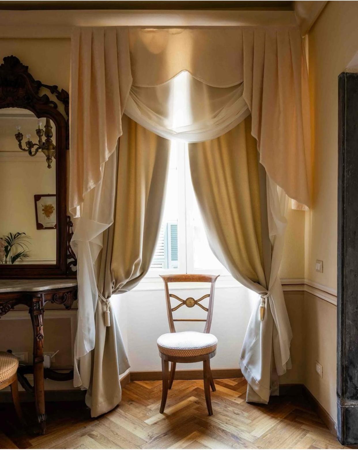 Palazzo Lari *